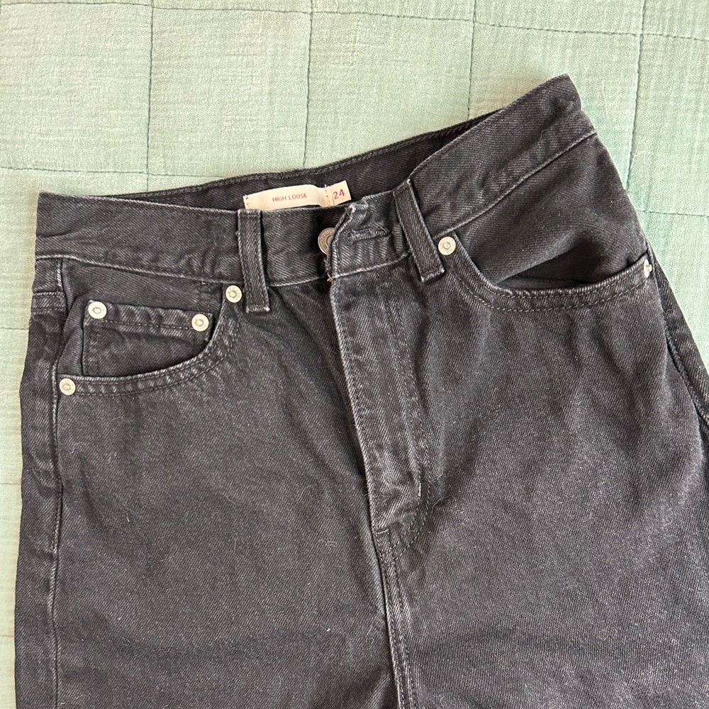 LEVI high waisted straight leg black jeans. SO CUTE